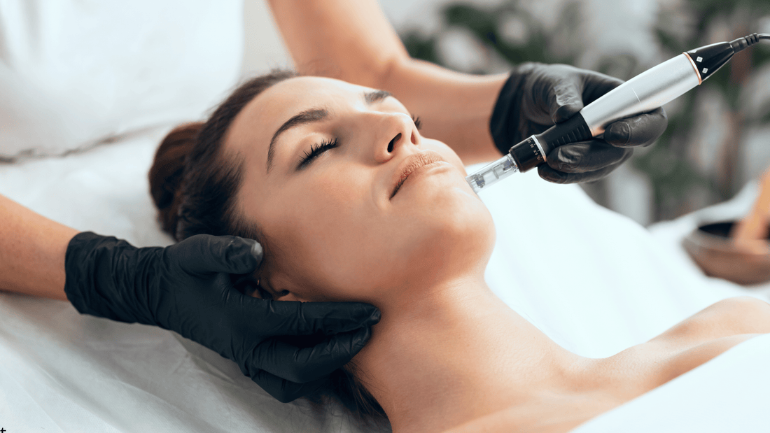Microneedlingbehandling i ansiktet med dermapen utförd av professionell behandlare, närbild som illustrerar säker behandling och frågan om microneedling kan orsaka ärr eller försämra huden