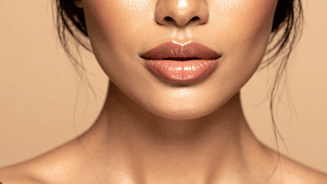 Slät och återhämtad ansiktshud efter microneedling, visar när man kan börja använda smink igen efter behandling.