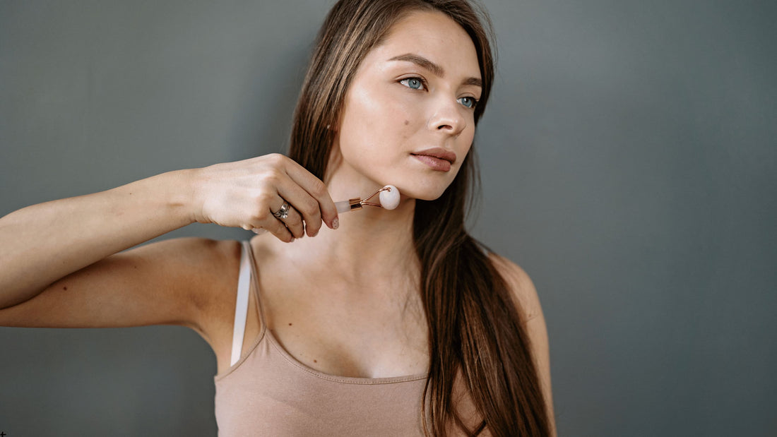 Ice roller används i ansiktet för att lugna huden – populärt alternativ till dermaroller och microneedling.