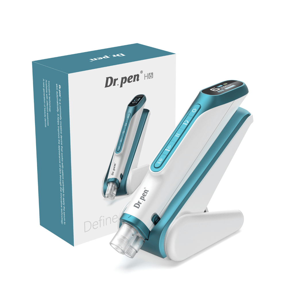Dr. Pen H6 microneedlingpenna med digital display, tillhörande ställ och originalförpackning.
