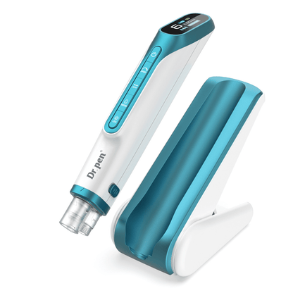 Dr. Pen H6 microneedlingpenna med digital display och tillhörande ställ.