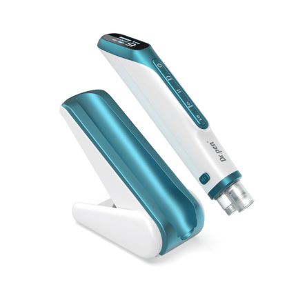 Dr. Pen H6 microneedlingpenna med tillhörande ställ på vit bakgrund.