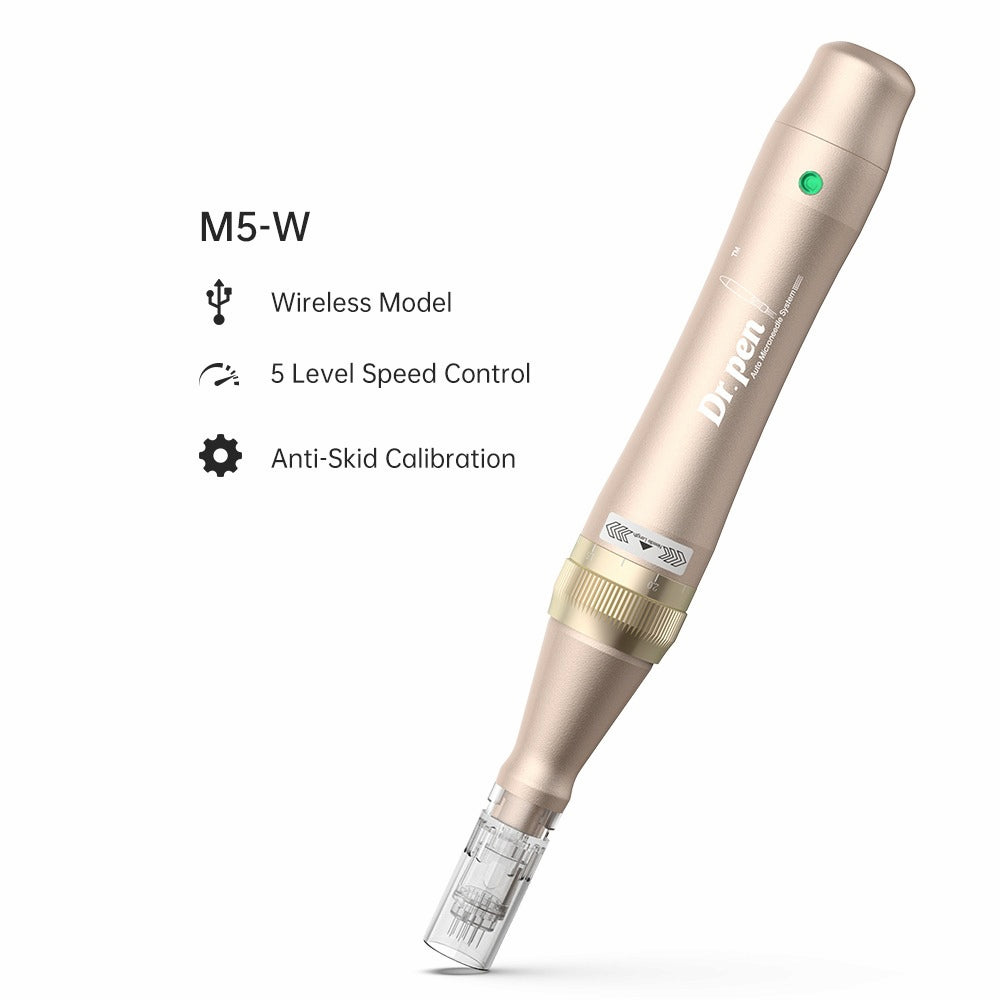 Produktbild av Dr. Pen M5-W trådlös microneedling-penna i guld med nålmodul monterad. Till vänster visas text med funktioner: Wireless Model, 5 Level Speed Control och Anti-Skid Calibration.