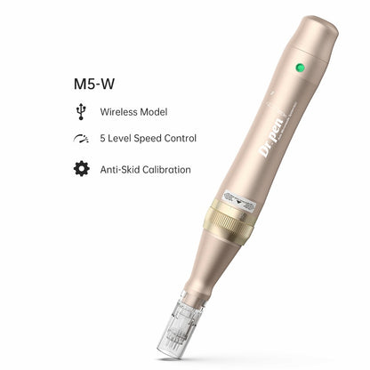 Produktbild av Dr. Pen M5-W trådlös microneedling-penna i guld med nålmodul monterad. Till vänster visas text med funktioner: Wireless Model, 5 Level Speed Control och Anti-Skid Calibration.