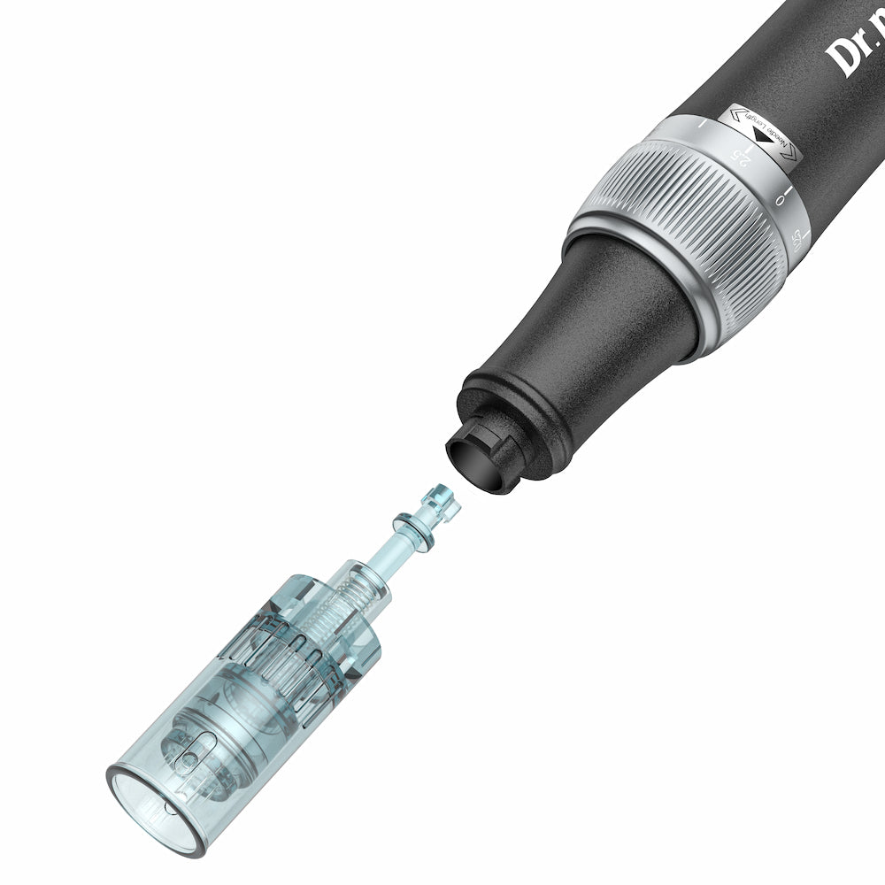 Närbild av Dr. Pen M7S microneedling dermapen med avtagbart nålhuvud som monteras för professionell hudbehandling.