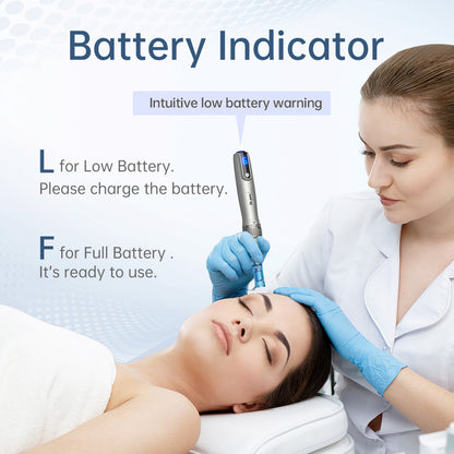 Dr. Pen M8S microneedling-penna med tydlig batteriindikator, använd av en behandlare under professionell hudbehandling i klinikmiljö.
