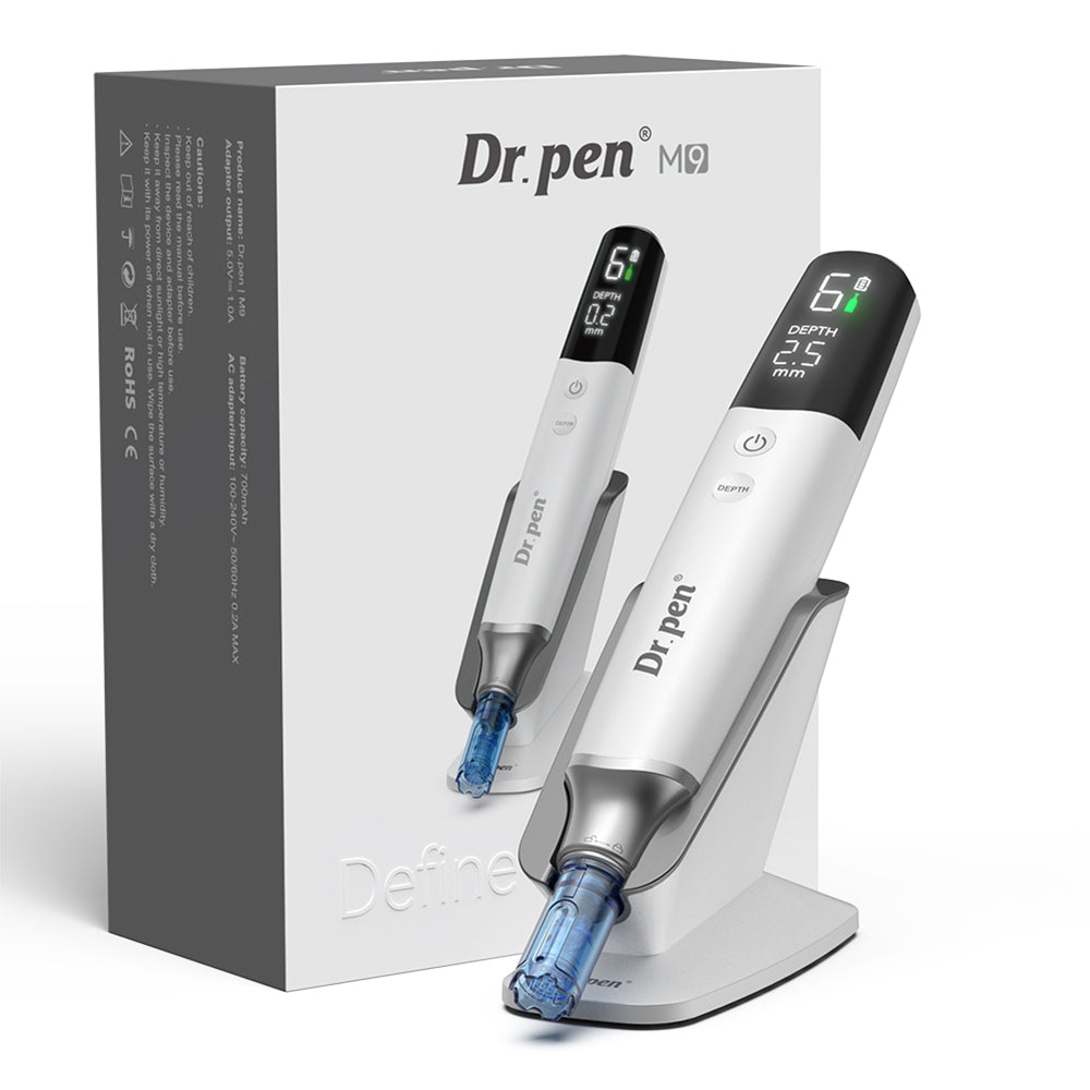 Dr. Pen M9 microneedling-penna med originalförpackning, laddstativ och digital display för professionell hudbehandling.