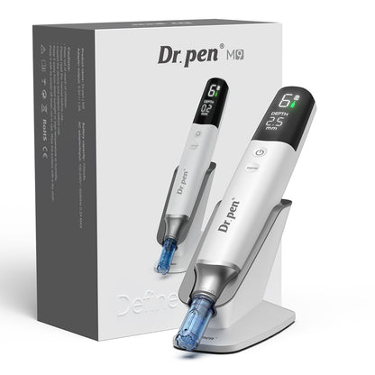 Dr. Pen M9 microneedling-penna med originalförpackning, laddstativ och digital display för professionell hudbehandling.