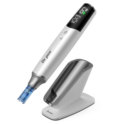 Dr. Pen M9 microneedling-penna med digital display och medföljande stativ för säker och professionell microneedling hemma eller på klinik.