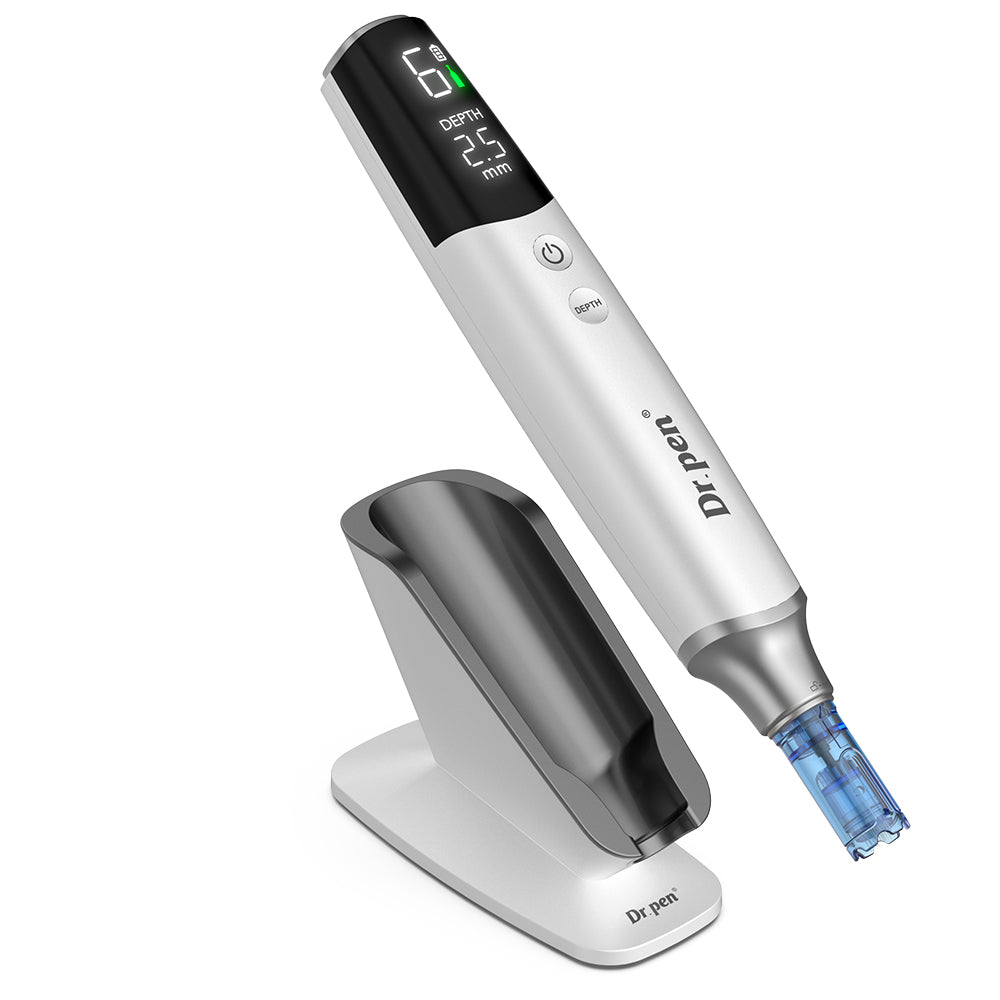 Dr. Pen M9 dermapen med digital display, nålpatron och elegant laddstativ för professionell microneedling och hudbehandling.
