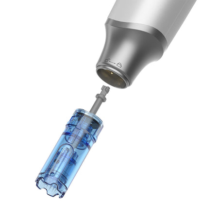 Närbild av Dr. Pen M9 och utbytbar nålpatron för säker och hygienisk microneedling-behandling.