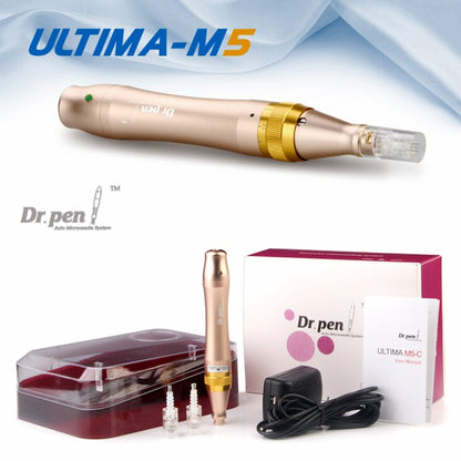 Dr. Pen Ultima M5 microneedling-penna i guld med tillhörande tillbehör, inklusive nålpatron, skyddsfodral, nätadapter och användarmanual. Den övre delen av bilden visar pennan i närbild och texten “ULTIMA-M5”.
