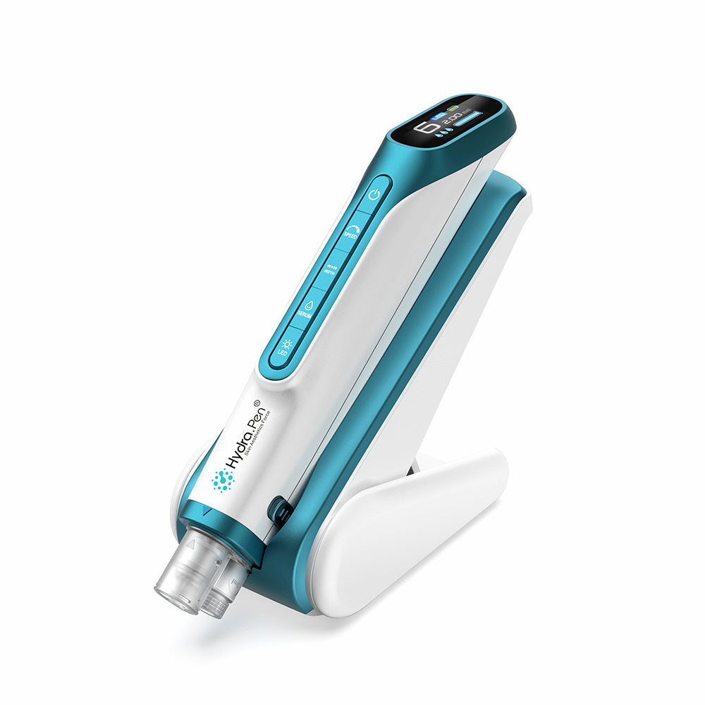 Hydra Pen H6 mikroneedling-verktyg på sitt laddningsställ, designad för hydra-infusion, förbättrad serumabsorption och professionell hudvård i hemmet.
