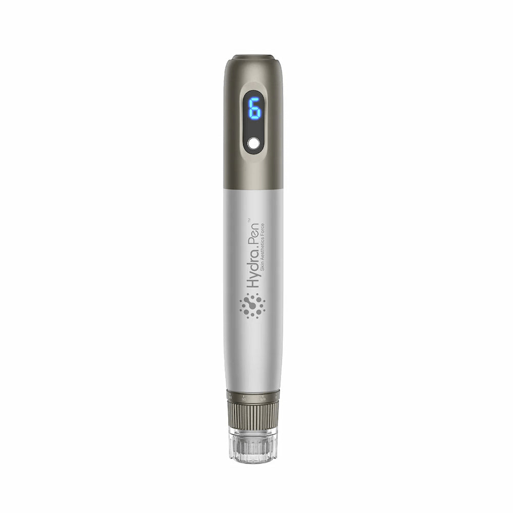 HydraPen h3 microneedling-penna i frontvy med digital LED-display – professionellt verktyg för hudföryngring och seruminfusion.