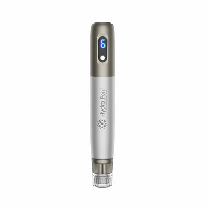 HydraPen h3 microneedling-penna i frontvy med digital LED-display – professionellt verktyg för hudföryngring och seruminfusion.