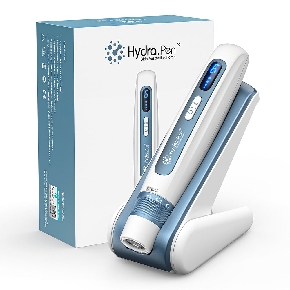 HydraPen H5 microneedling-penna i vit och blå design placerad i sitt laddningsställ bredvid originalförpackningen, för professionell hudvård och seruminfusion.