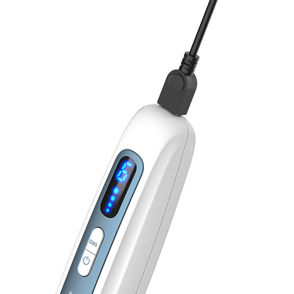 HydraPen H5 microneedling-penna som laddas via USB-kabel, med tydlig blå digital hastighetsdisplay och kontrollknappar.
