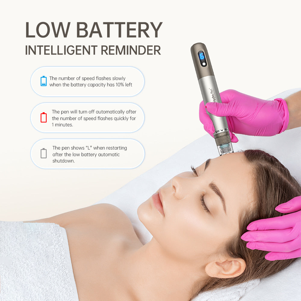 HydraPen h3 microneedling-penna som visar låg batterinivå medan en terapeut utför ansiktsbehandling – intelligent batteripåminnelse med automatiskt avstängningssystem.