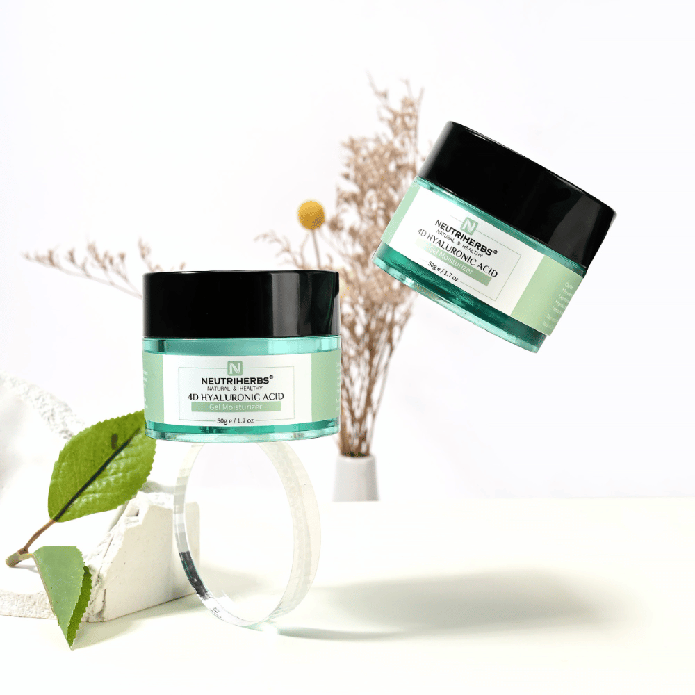 Livsstilsbild av Neutriherbs 4D Hyaluronic Acid Gel Moisturizer 50 g. Två burkar av den återfuktande gelkrämen presenteras i en ljus och stilren miljö med naturliga detaljer som förmedlar en fräsch hudvårdsrutin och intensiv återfuktning.