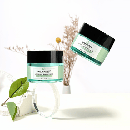 Livsstilsbild av Neutriherbs 4D Hyaluronic Acid Gel Moisturizer 50 g. Två burkar av den återfuktande gelkrämen presenteras i en ljus och stilren miljö med naturliga detaljer som förmedlar en fräsch hudvårdsrutin och intensiv återfuktning.