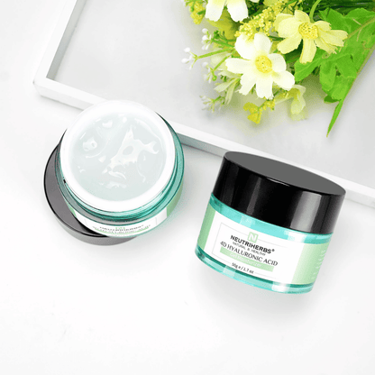 Öppnad och stängd burk av Neutriherbs 4D Hyaluronic Acid Gel Moisturizer 50 g. Bilden visar gelkrämens lätta, fräscha konsistens som absorberas snabbt och ger intensiv återfuktning utan att kännas kladdig eller fet på huden.