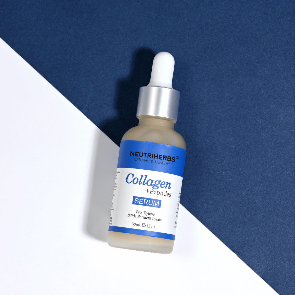 Neutriherbs Collagen + Peptides Serum 30 ml mot stilren blå och vit bakgrund. Återfuktande ansiktsserum med peptider och kollagen som bidrar till fastare hud, förbättrad elasticitet och en slätare hudstruktur.