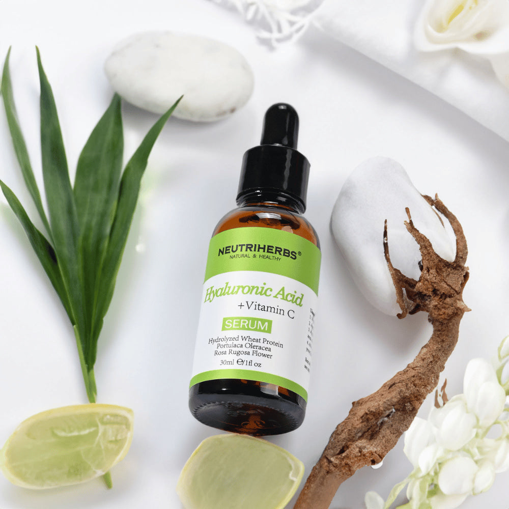 Neutriherbs Hyaluronic Acid + Vitamin C Serum 30 ml med hyaluronsyra och vitamin C. Återfuktande ansiktsserum med naturliga ingredienser som stärker hudbarriären, ger lyster och hjälper till att reducera fina linjer.