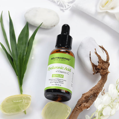 Neutriherbs Hyaluronic Acid + Vitamin C Serum 30 ml med hyaluronsyra och vitamin C. Återfuktande ansiktsserum med naturliga ingredienser som stärker hudbarriären, ger lyster och hjälper till att reducera fina linjer.