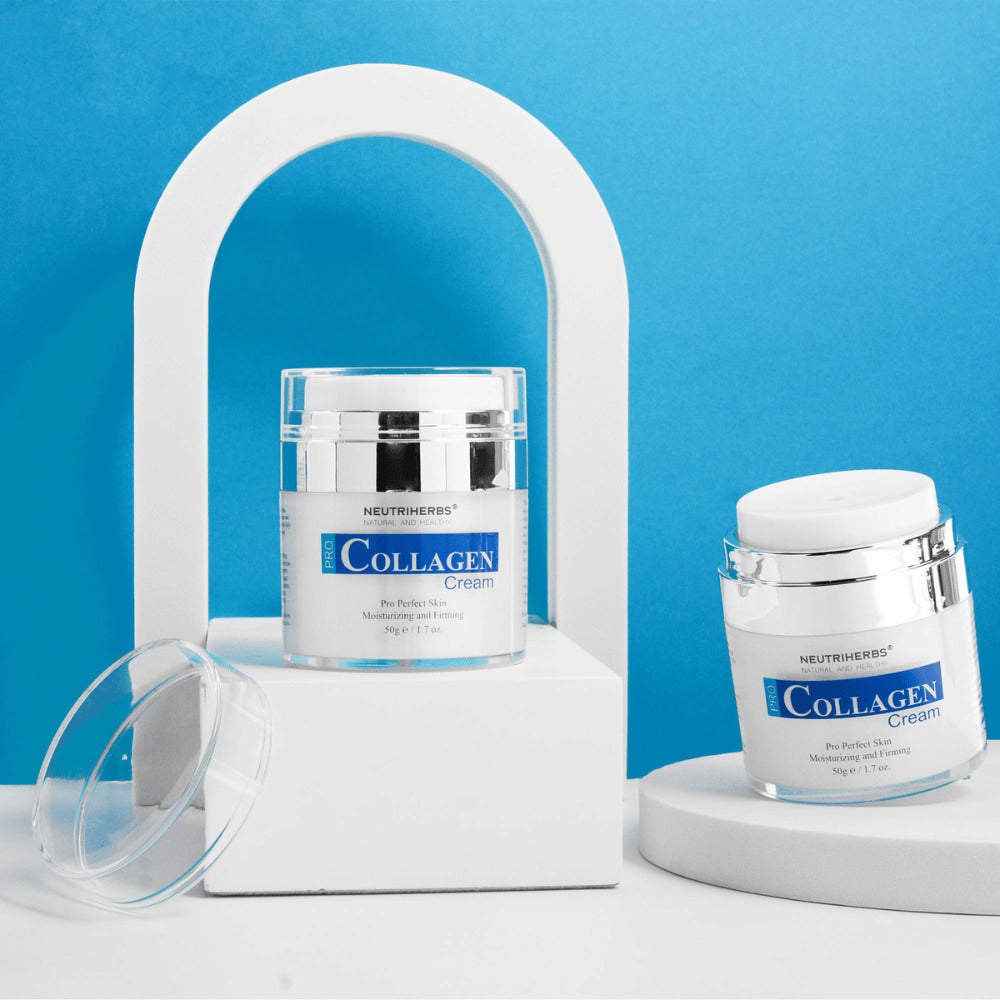 Neutriherbs Pro Collagen Cream 50 g fotograferad mot blå bakgrund. Två produktbilder visar den eleganta krämburken och den lufttäta pumpförpackningen som hjälper till att bevara produktens kvalitet och gör doseringen hygienisk.