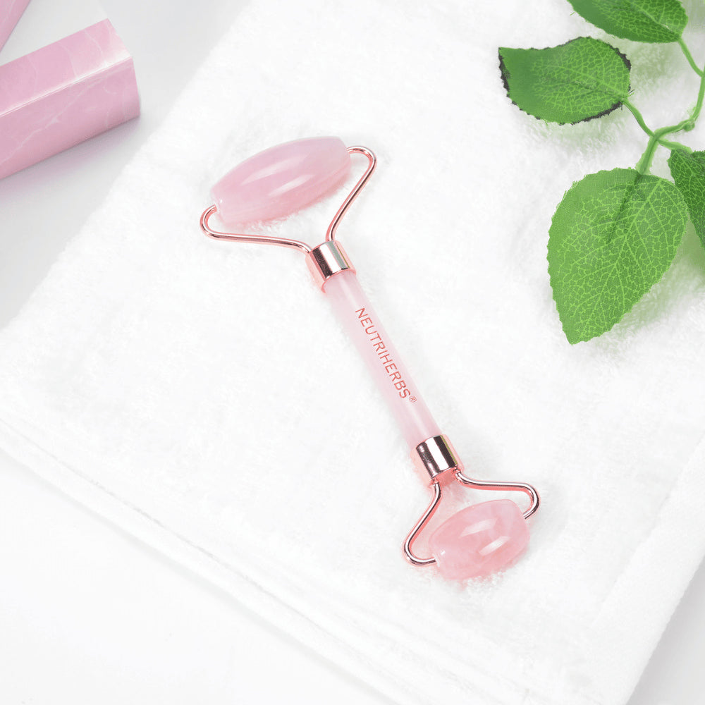 Neutriherbs Rose Quartz Face Roller i rosakvarts för skonsam ansiktsmassage och hudvård.
