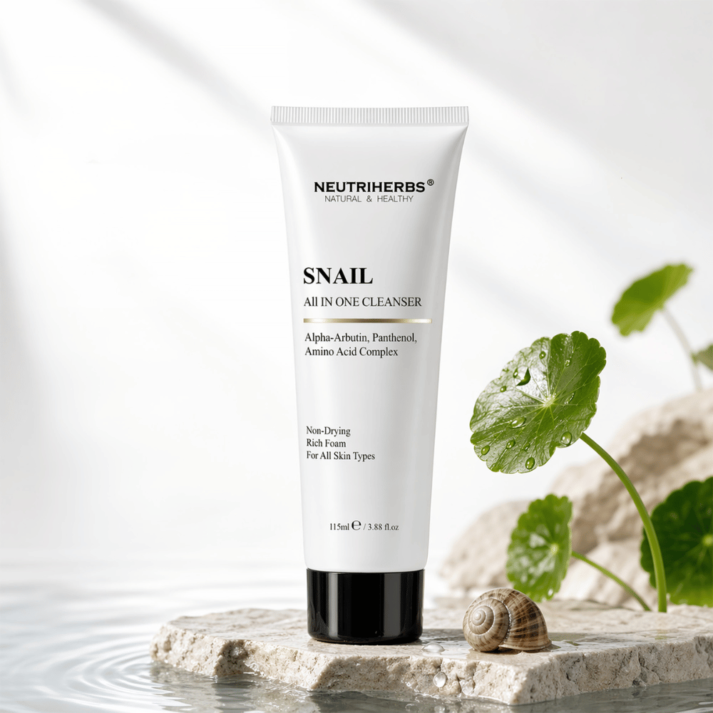Neutriherbs Snail All In One Cleanser ansiktstvätt med snigelslem, Alpha-Arbutin och Panthenol. Skonsam rengöring som avlägsnar smuts och makeup, återfuktar huden och passar alla hudtyper.