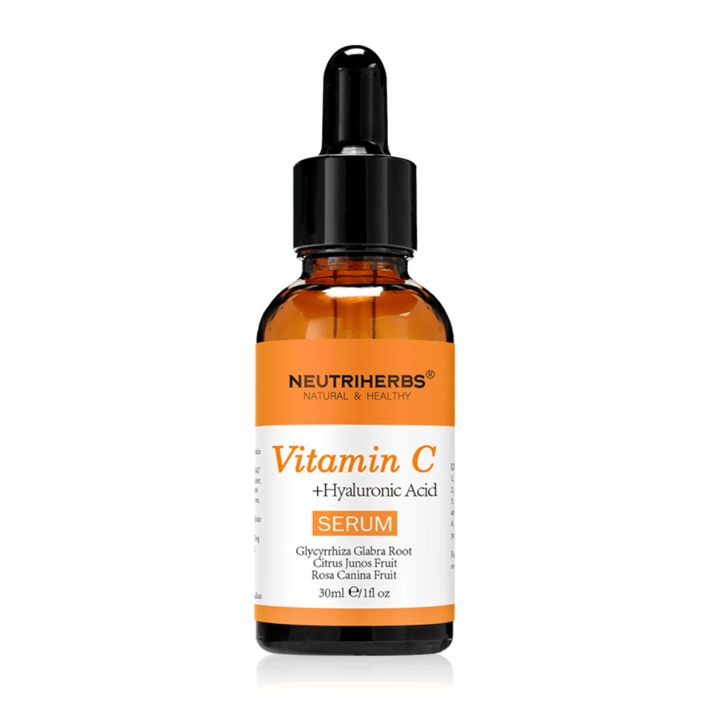 Neutriherbs Vitamin C + Hyaluronic Acid Serum 30 ml mot vit bakgrund. Ansiktsserum med C-vitamin och hyaluronsyra som återfuktar huden, ger ökad lyster och bidrar till en jämnare hudton.