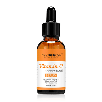 Neutriherbs Vitamin C + Hyaluronic Acid Serum 30 ml mot vit bakgrund. Ansiktsserum med C-vitamin och hyaluronsyra som återfuktar huden, ger ökad lyster och bidrar till en jämnare hudton.