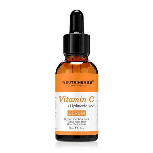 Neutriherbs Vitamin C + Hyaluronic Acid Serum 30 ml mot vit bakgrund. Ansiktsserum med C-vitamin och hyaluronsyra som återfuktar huden, ger ökad lyster och bidrar till en jämnare hudton.