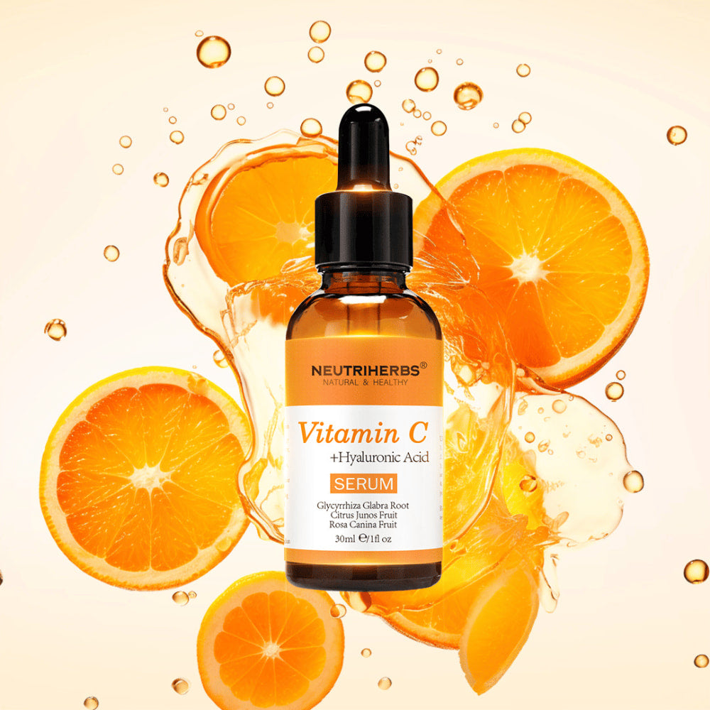 Neutriherbs Vitamin C + Hyaluronic Acid Serum 30 ml med apelsinskivor och stänk av citrusjuice. Produktbild som framhäver serumets innehåll av C-vitamin och hyaluronsyra för intensiv återfuktning, ökad lyster och en jämnare hudton.