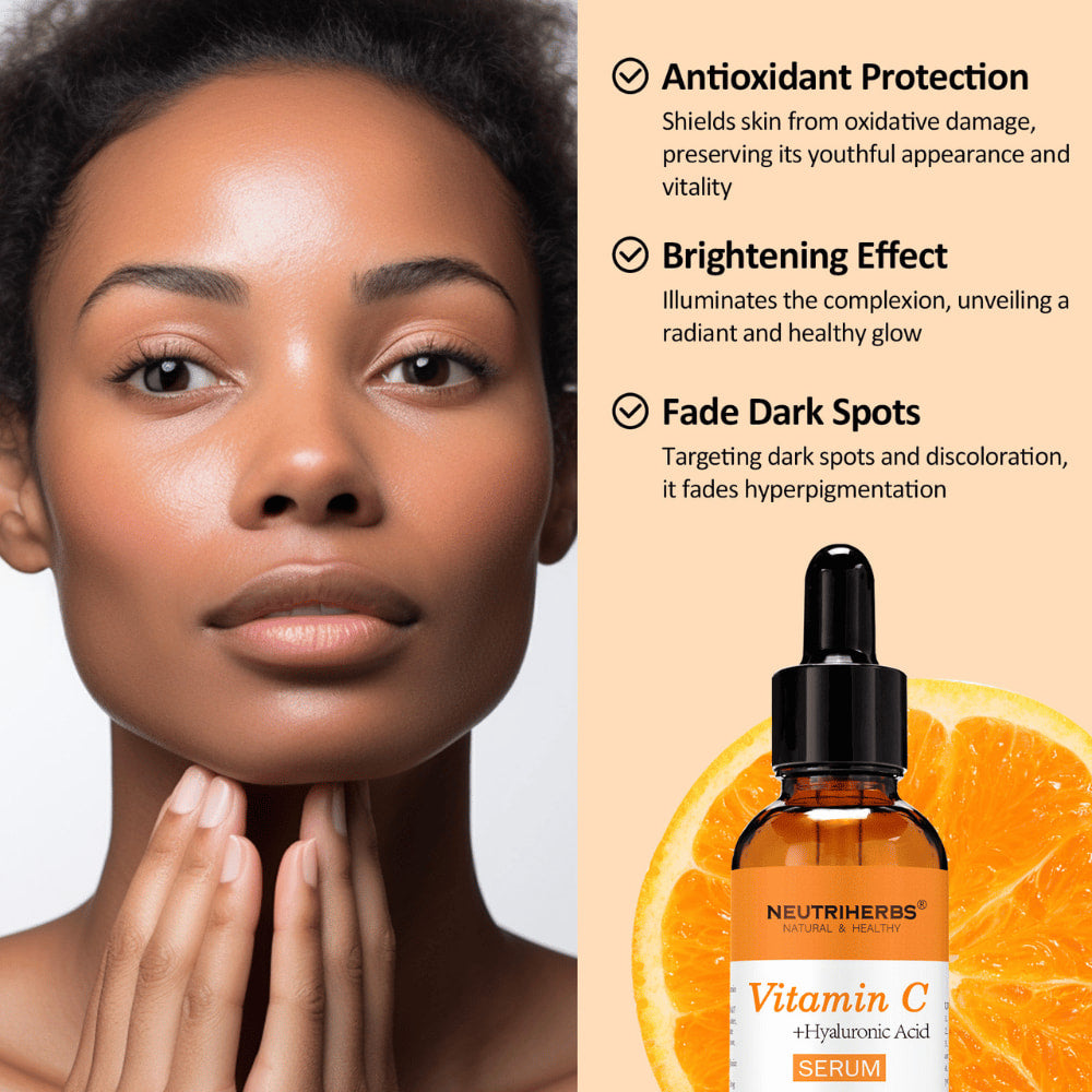 Kvinna med jämn och strålande hud tillsammans med Neutriherbs Vitamin C + Hyaluronic Acid Serum 30 ml. Serum med C-vitamin och hyaluronsyra som hjälper till att skydda huden mot fria radikaler, ge ökad lyster och minska synligheten av pigmentfläckar.
