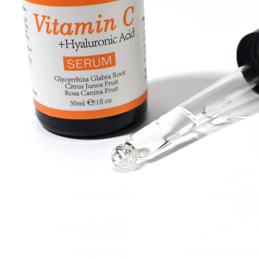 Närbild av pipett och flaska med Neutriherbs Vitamin C + Hyaluronic Acid Serum 30 ml. Den lätta serumtexturen absorberas snabbt och återfuktar huden samtidigt som den bidrar till ökad lyster och en jämnare hudton.