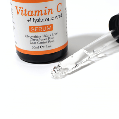Närbild av pipett och flaska med Neutriherbs Vitamin C + Hyaluronic Acid Serum 30 ml. Den lätta serumtexturen absorberas snabbt och återfuktar huden samtidigt som den bidrar till ökad lyster och en jämnare hudton.